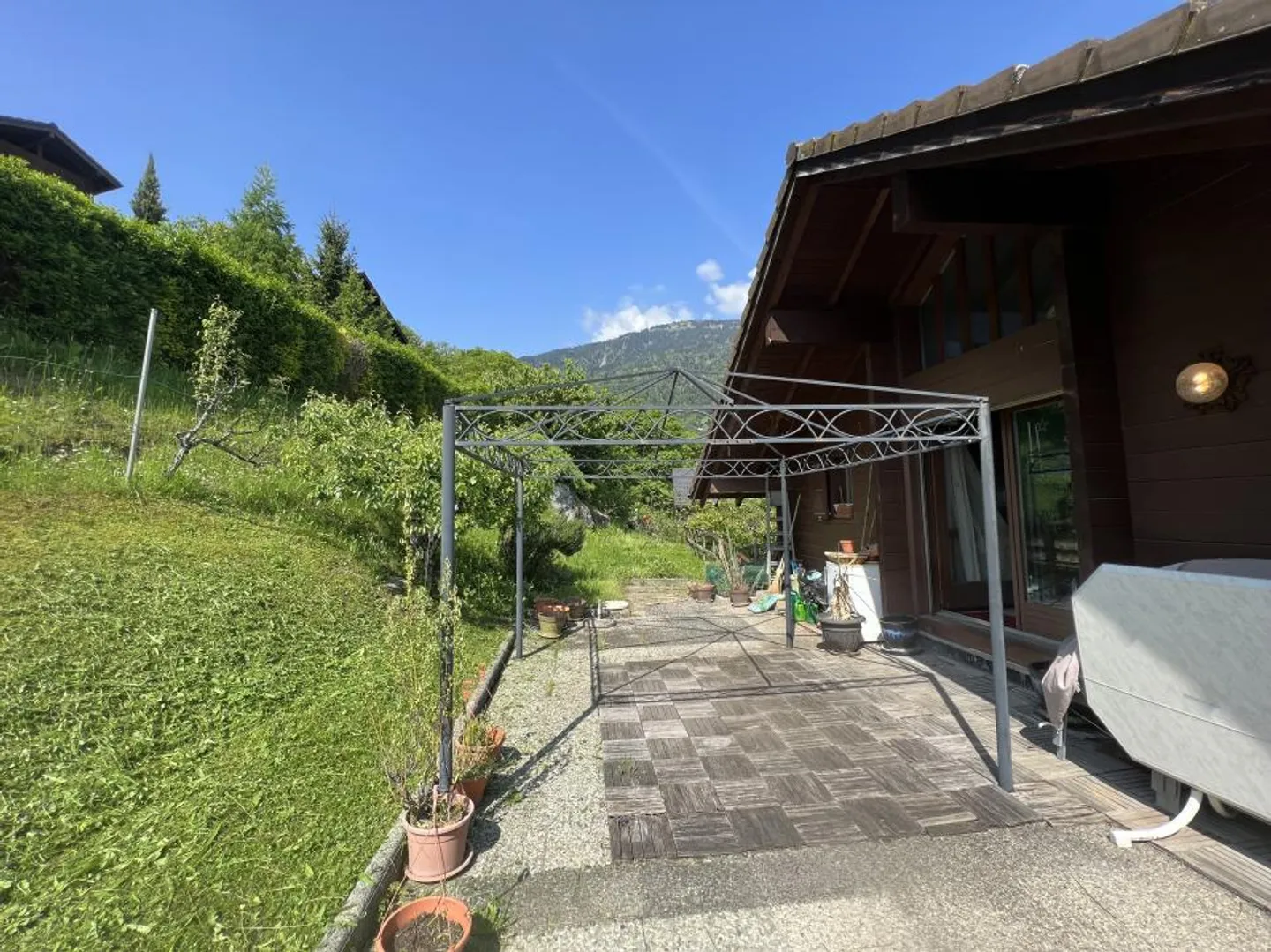 Chalet in legno su 3 piani con bella vista sulla pianura - Foto 2 di 9