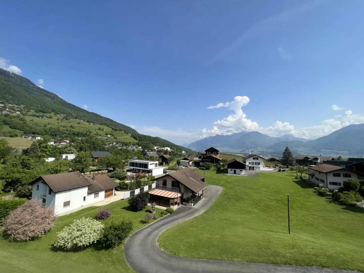 Chalet in legno su 3 piani con bella vista sulla pianura - Foto 3 di 9