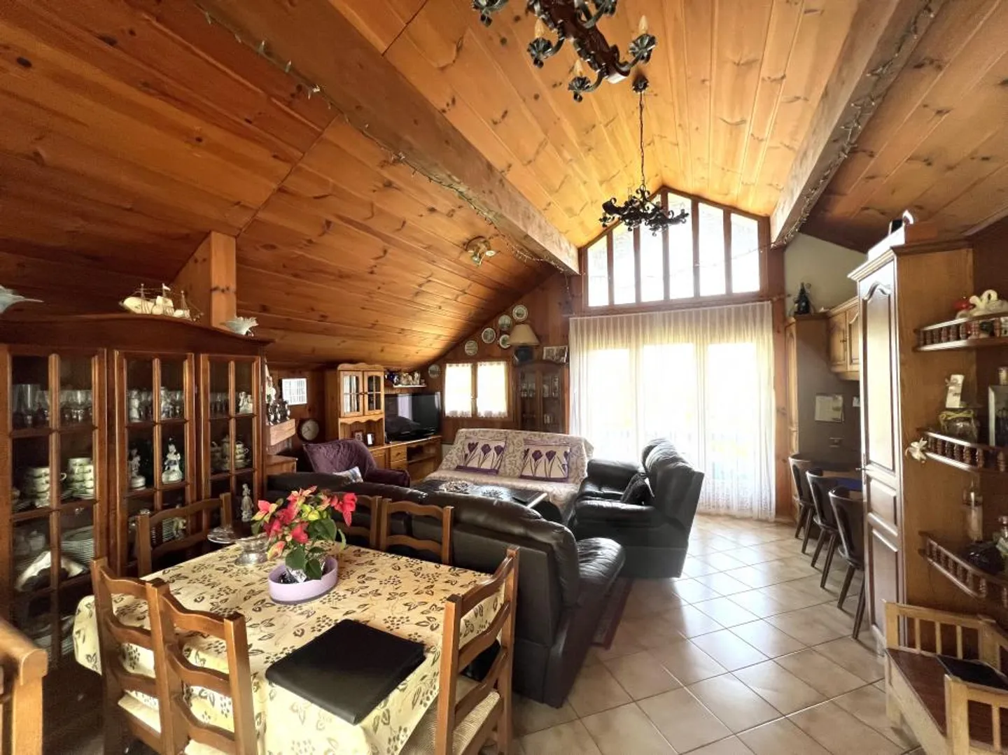 Chalet in legno su 3 piani con bella vista sulla pianura - Foto 8 di 9