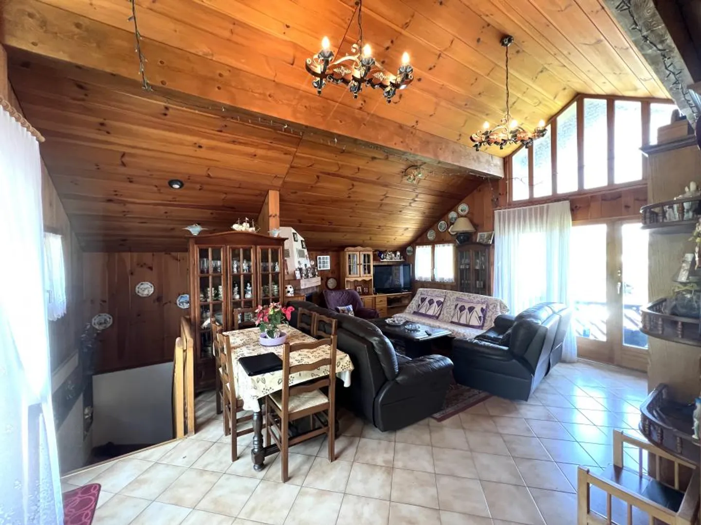Chalet in legno su 3 piani con bella vista sulla pianura - Foto 9 di 9