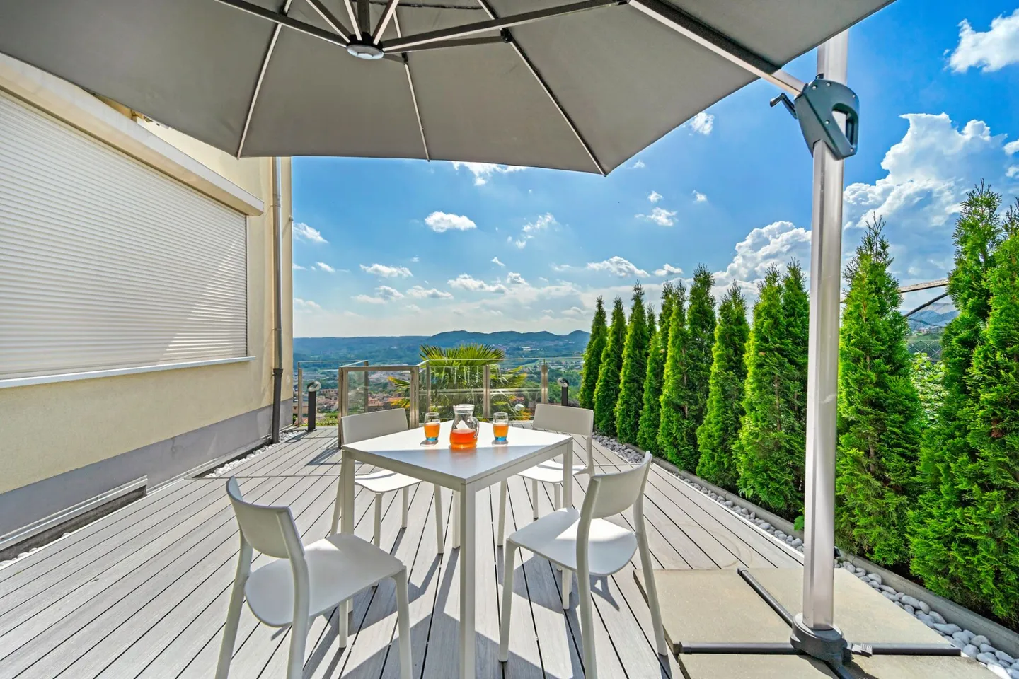 Spacious house with terrace, garden, parking spaces and an open view of the landscape - Photo 2 of 14