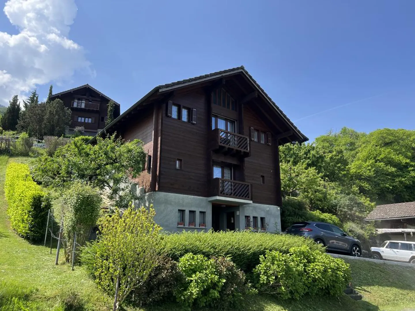 Chalet in legno su 3 piani con bella vista sulla pianura - Foto 1 di 9