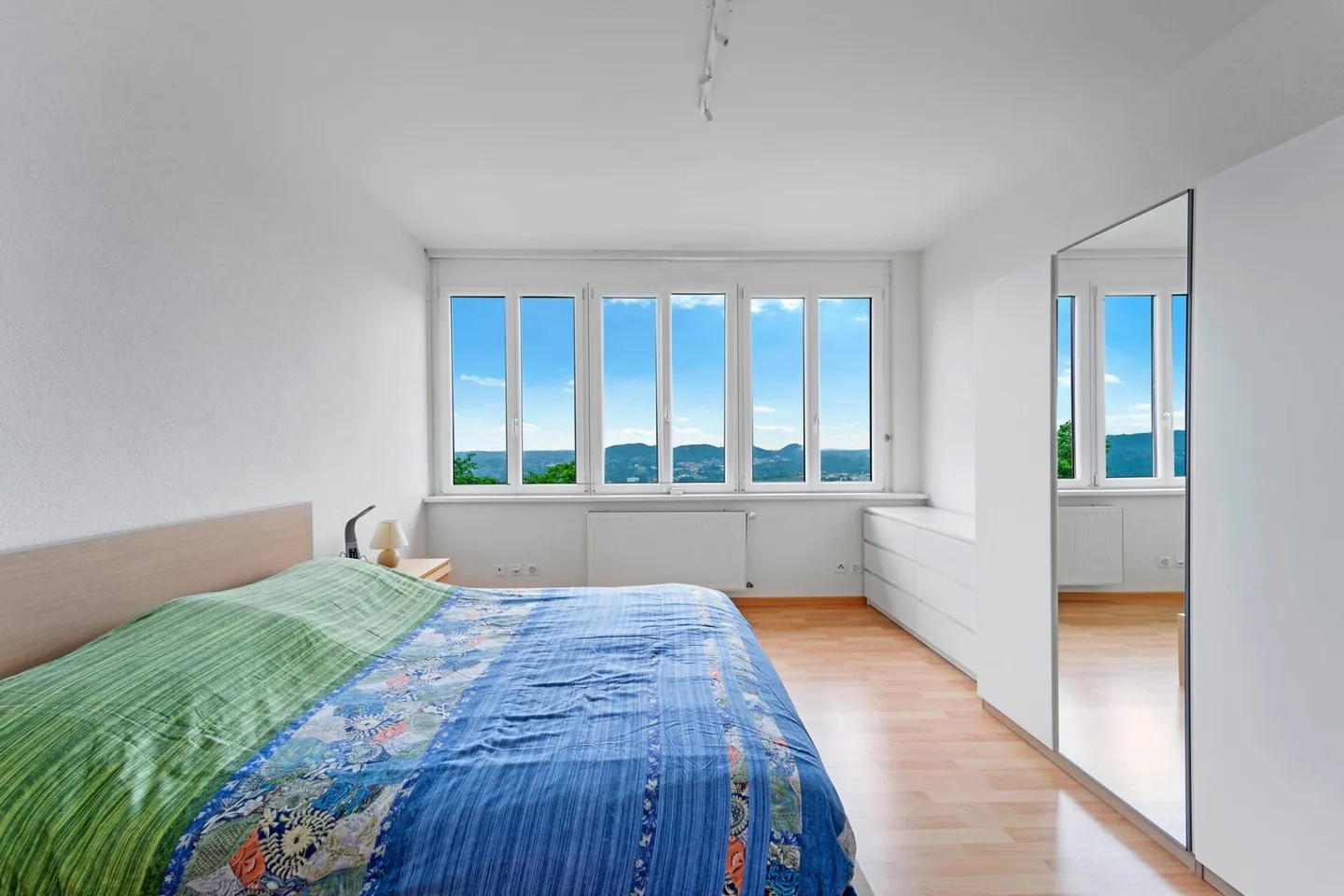 Spacious house with terrace, garden, parking spaces and an open view of the landscape - Photo 9 of 14