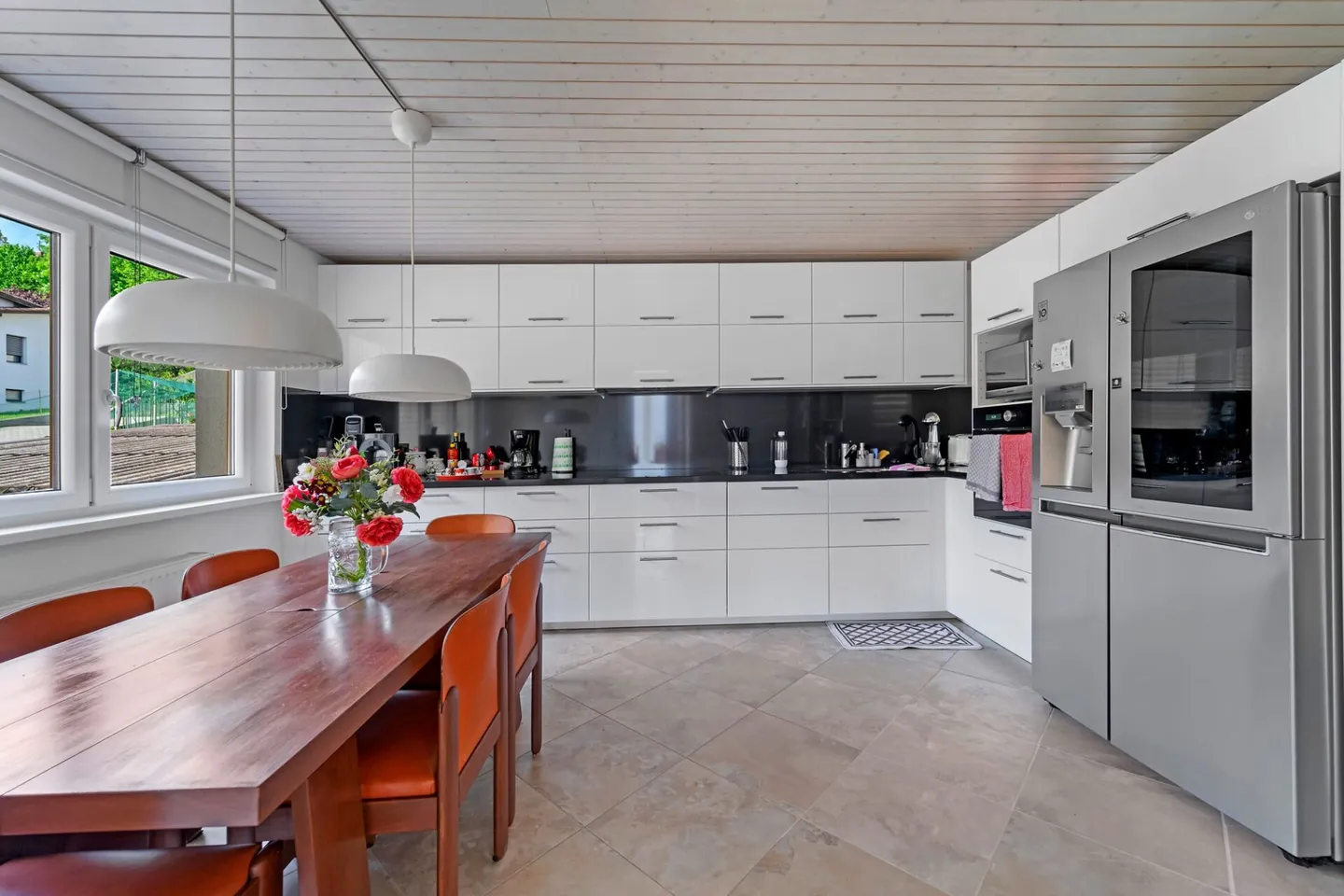 Spacious house with terrace, garden, parking spaces and an open view of the landscape - Photo 10 of 14