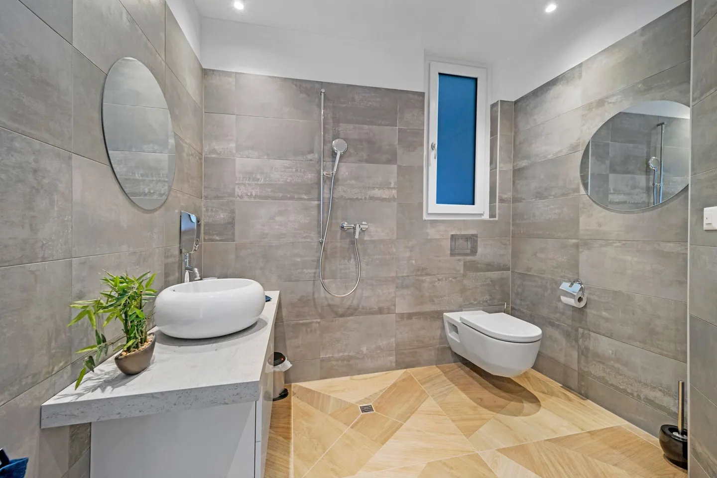Spacious house with terrace, garden, parking spaces and an open view of the landscape - Photo 12 of 14