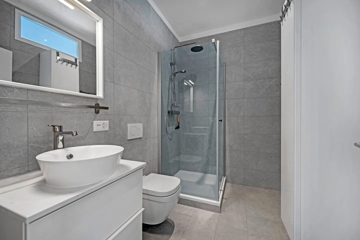 Spacious house with terrace, garden, parking spaces and an open view of the landscape - Photo 13 of 14
