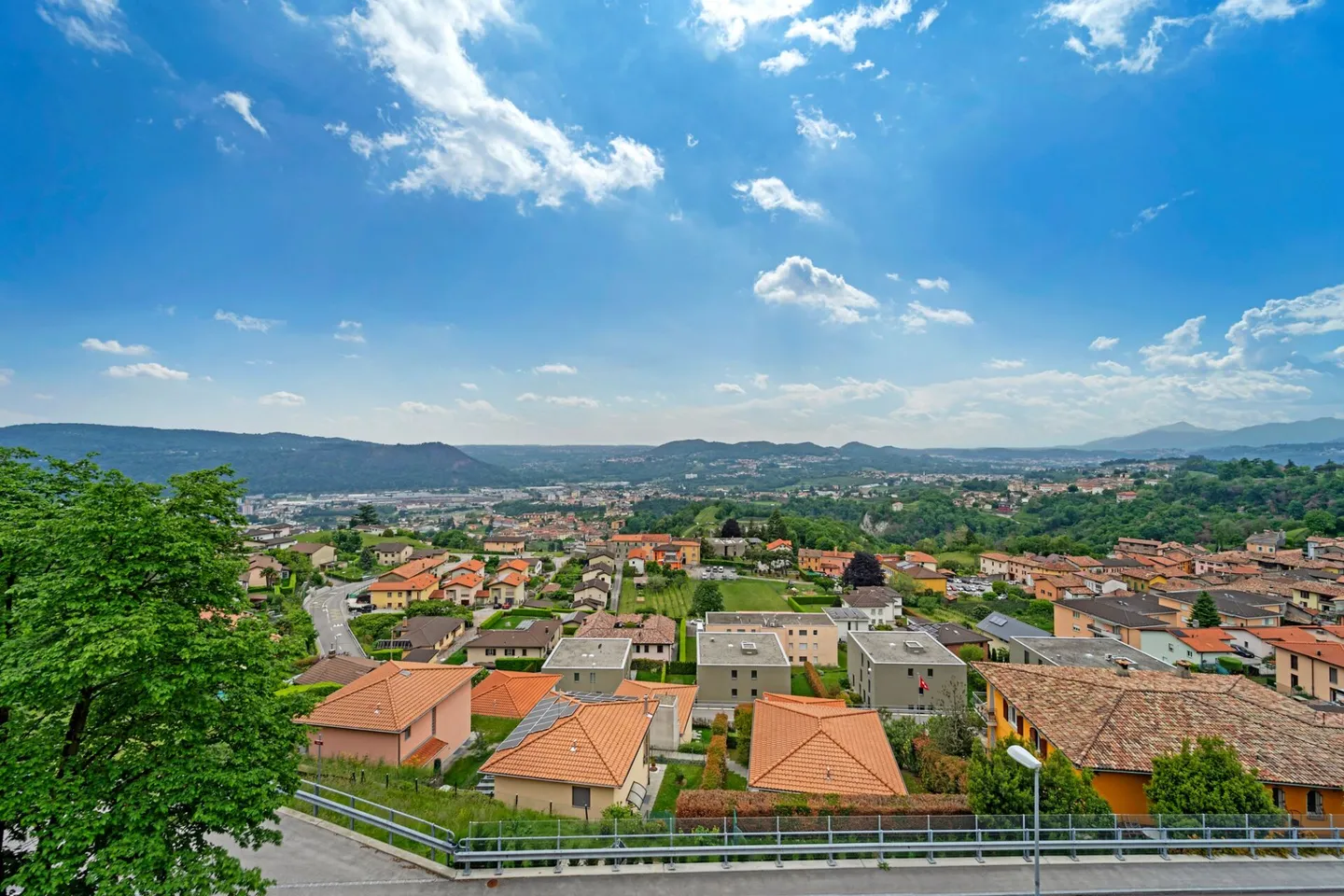 Spacious house with terrace, garden, parking spaces and an open view of the landscape - Photo 14 of 14