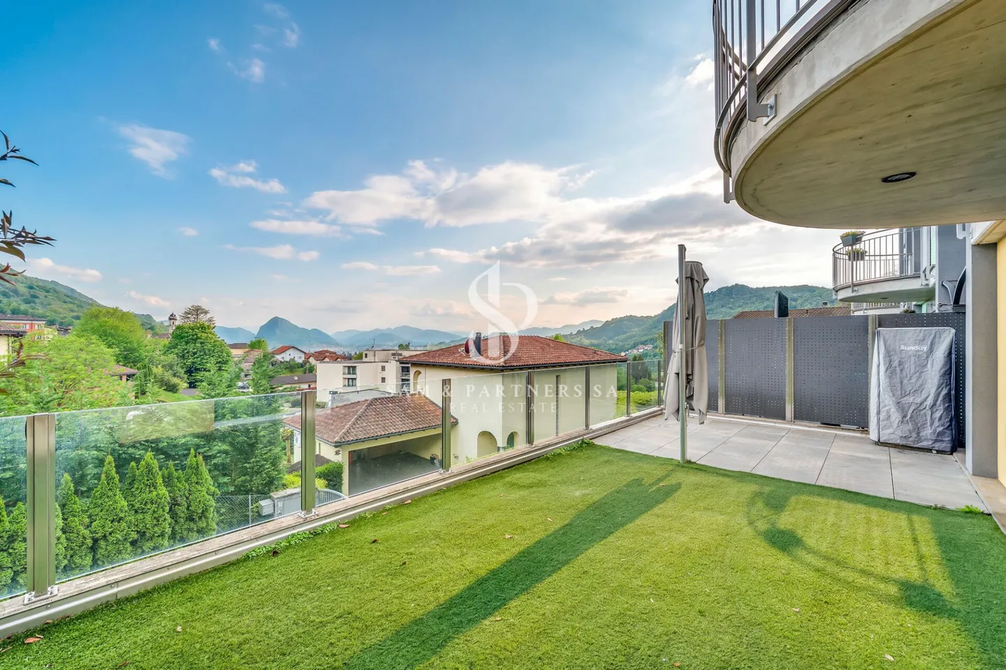 Moderne Villa mit Seeblick - Foto 1 von 18