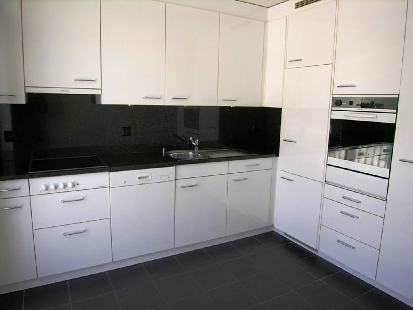 Appartement spacieux ensoleillé - Photo 3 sur 6