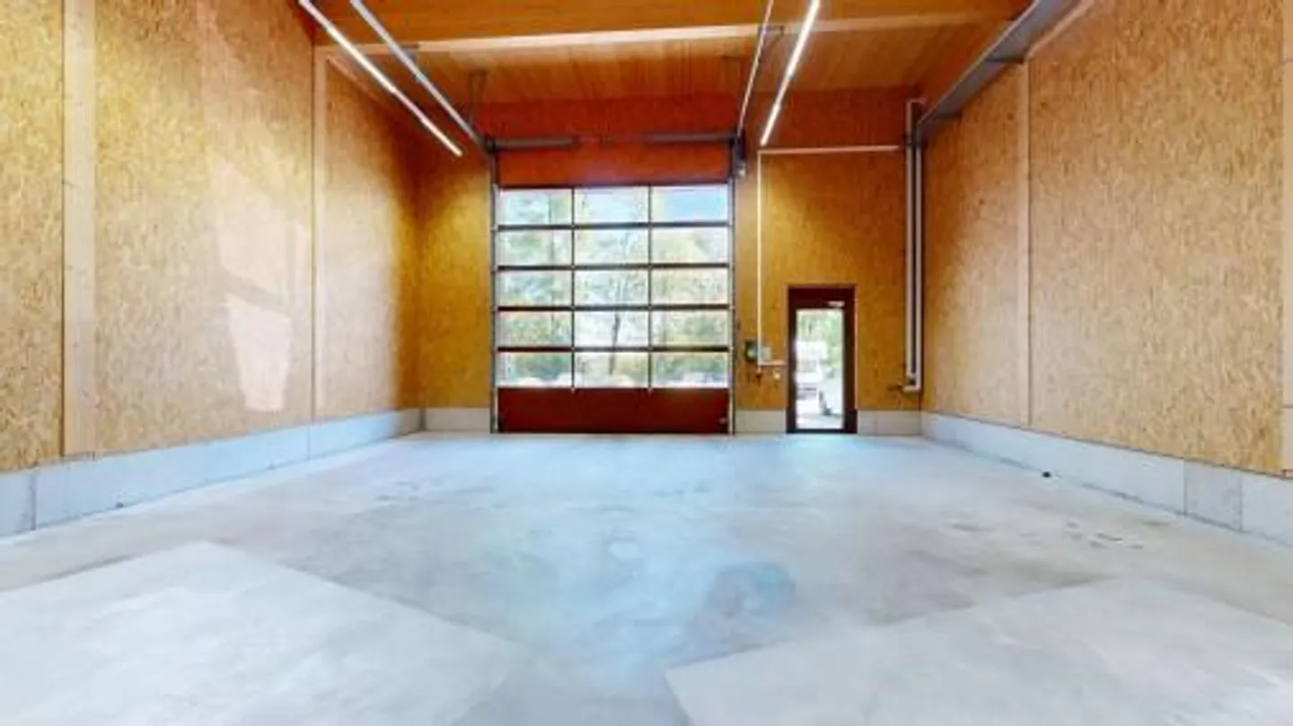 Hall commercial spacieux sur deux étages - utilisation polyvalente à Zü... - Photo 7 sur 9