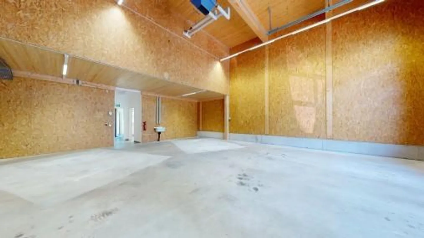 Hall commercial spacieux sur deux étages - utilisation polyvalente à Zü... - Photo 8 sur 9