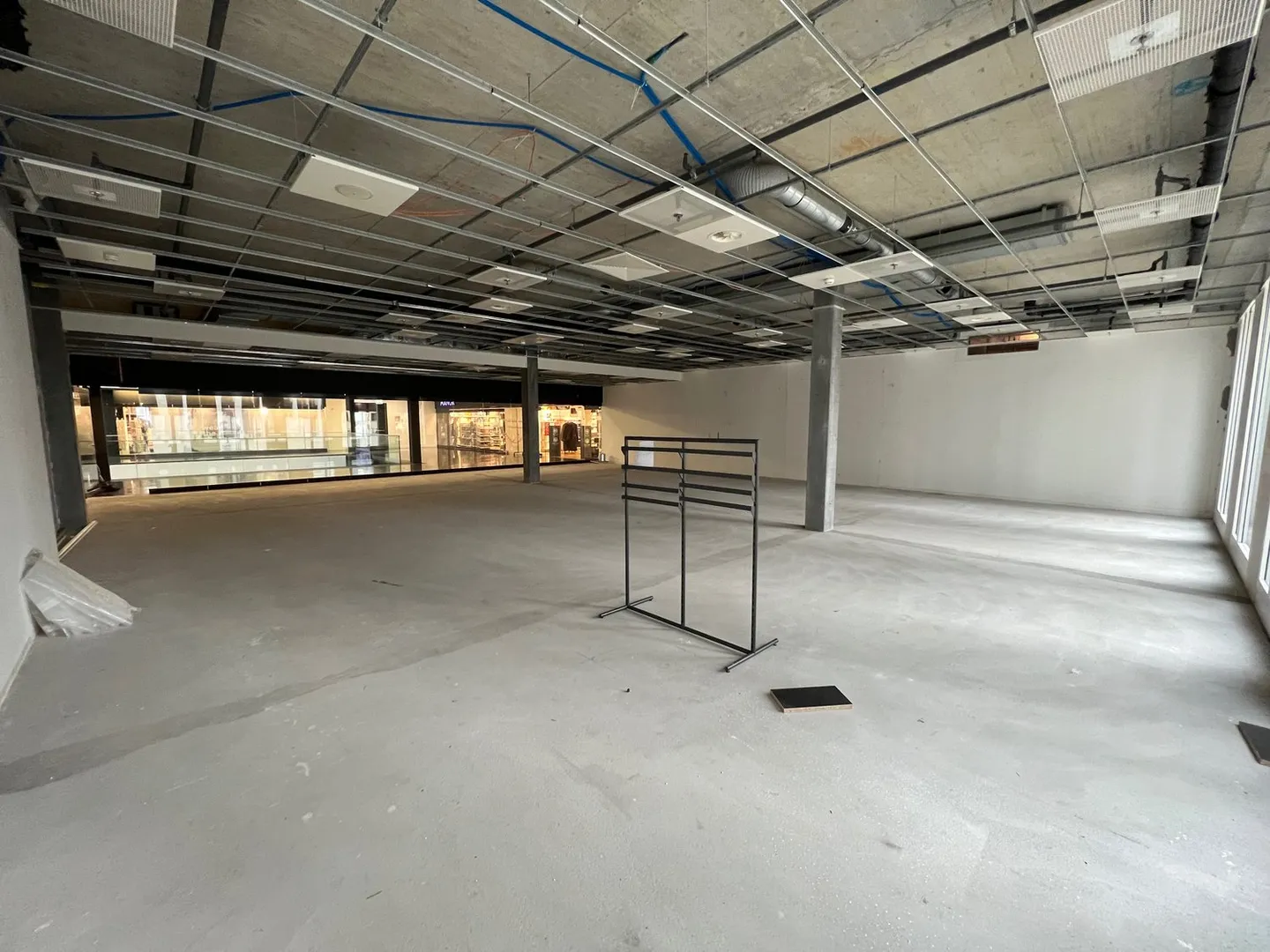 Mixed-use building for rent - Photo 3 of 8