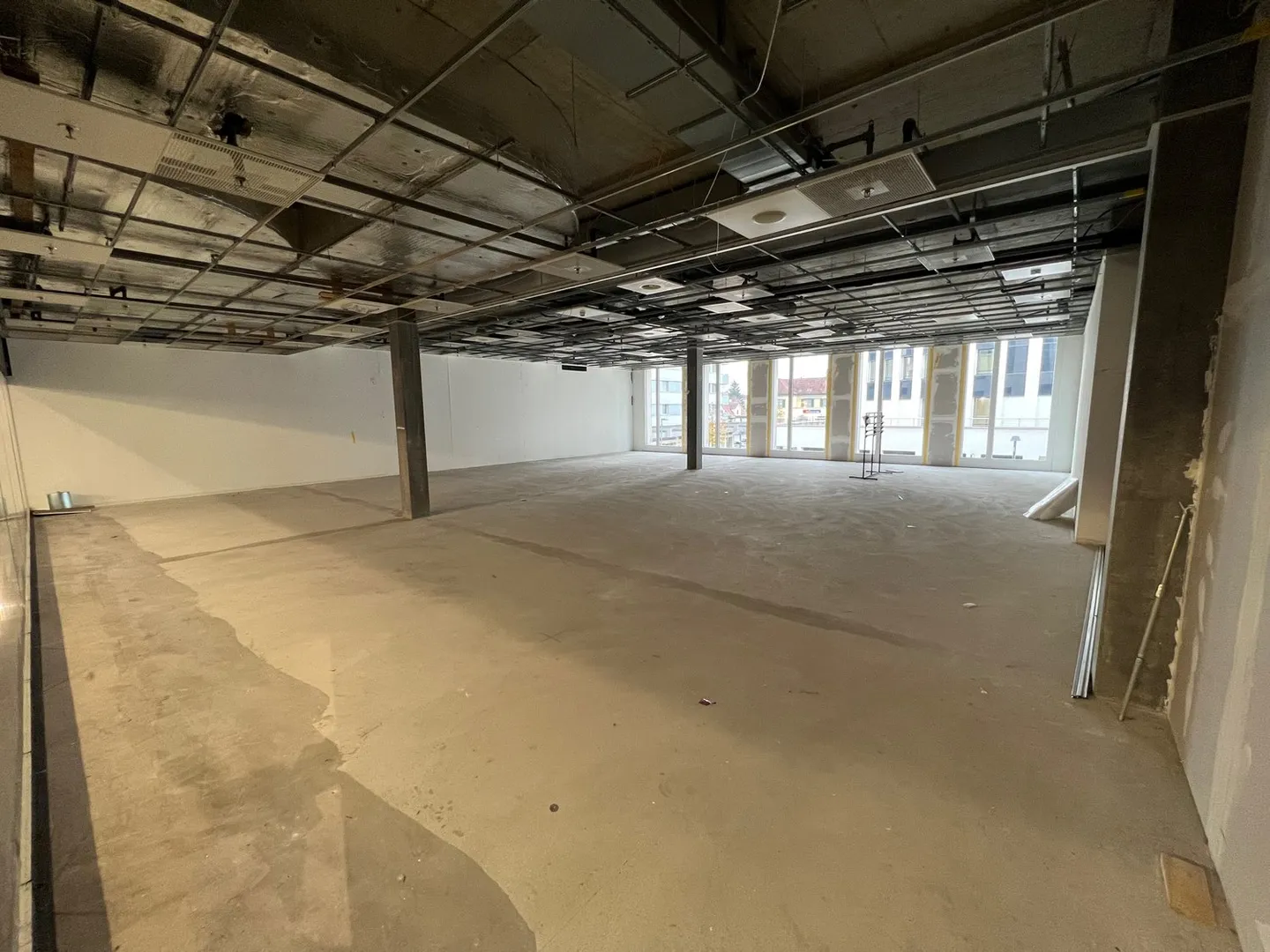 Mixed-use building for rent - Photo 4 of 8