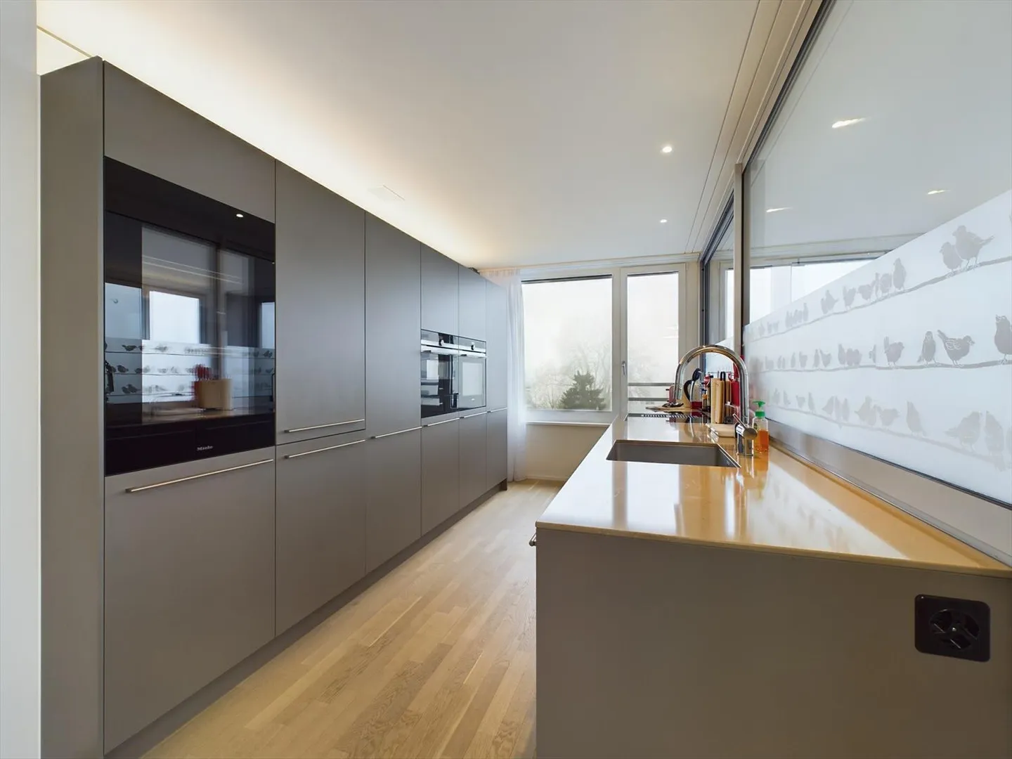 Appartamento moderno di 5,5 stanze a Neuhausen - arredato - Foto 4 di 11
