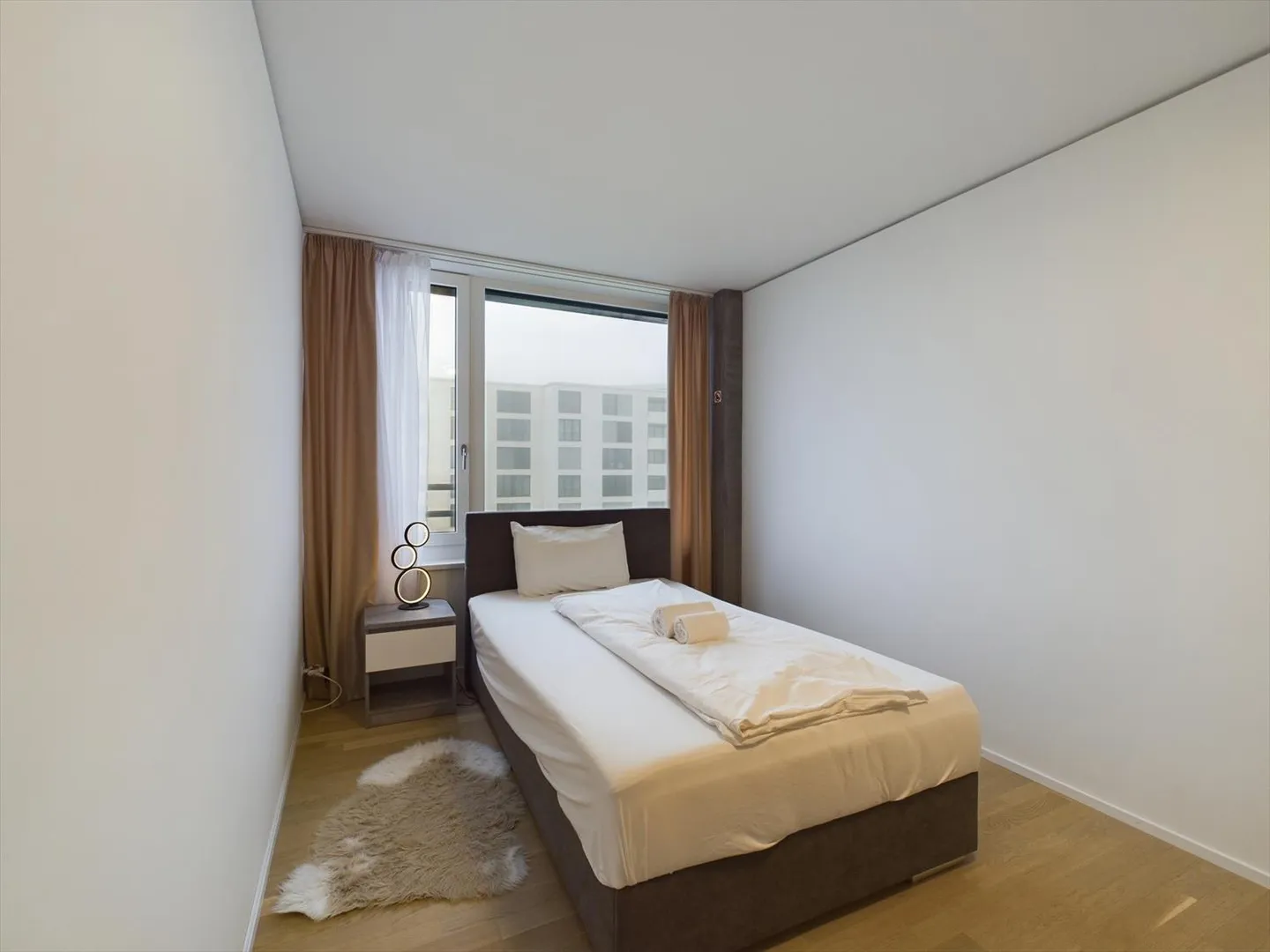 Appartamento moderno di 5,5 stanze a Neuhausen - arredato - Foto 7 di 11