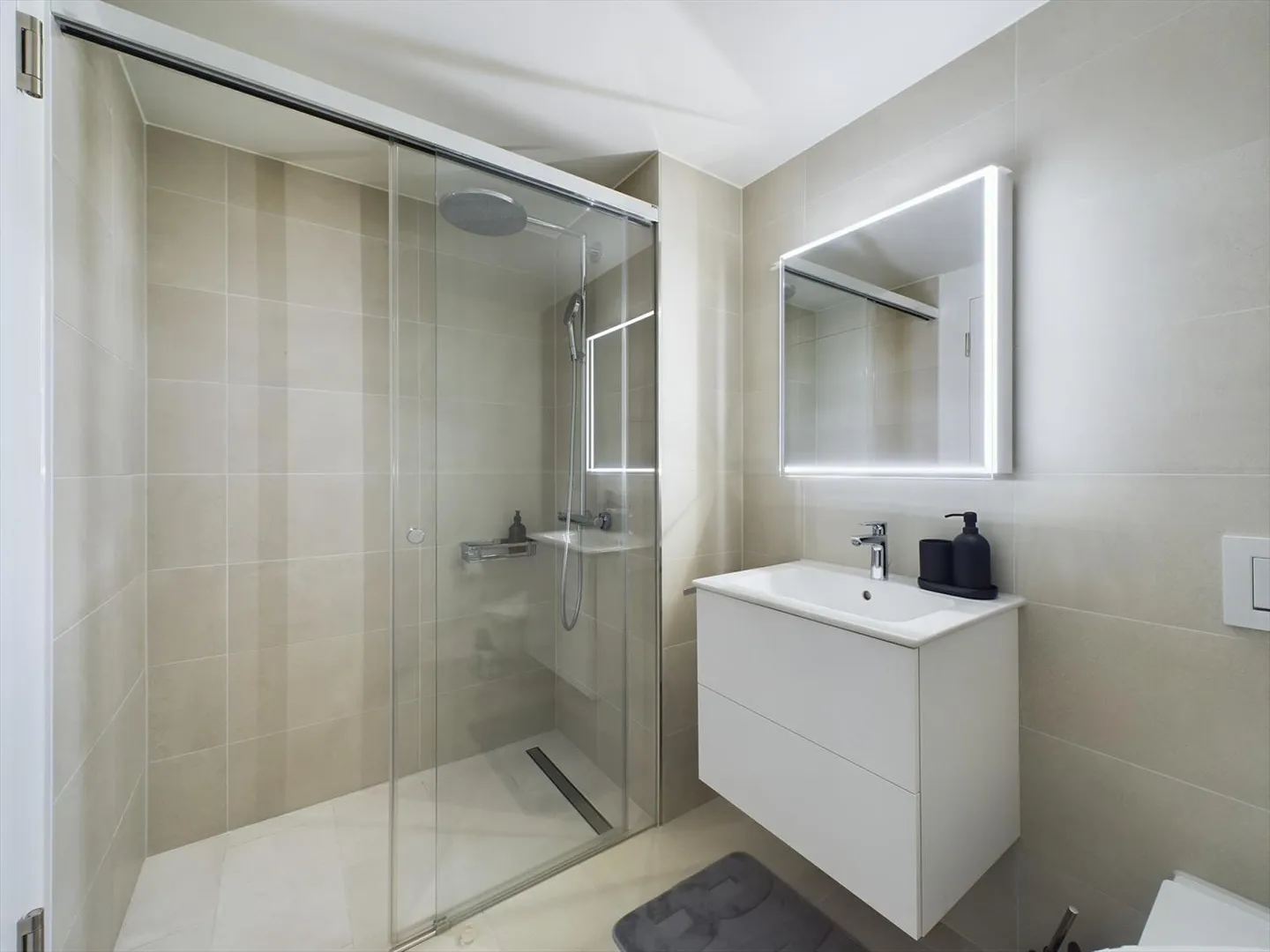 Appartamento moderno di 5,5 stanze a Neuhausen - arredato - Foto 9 di 11
