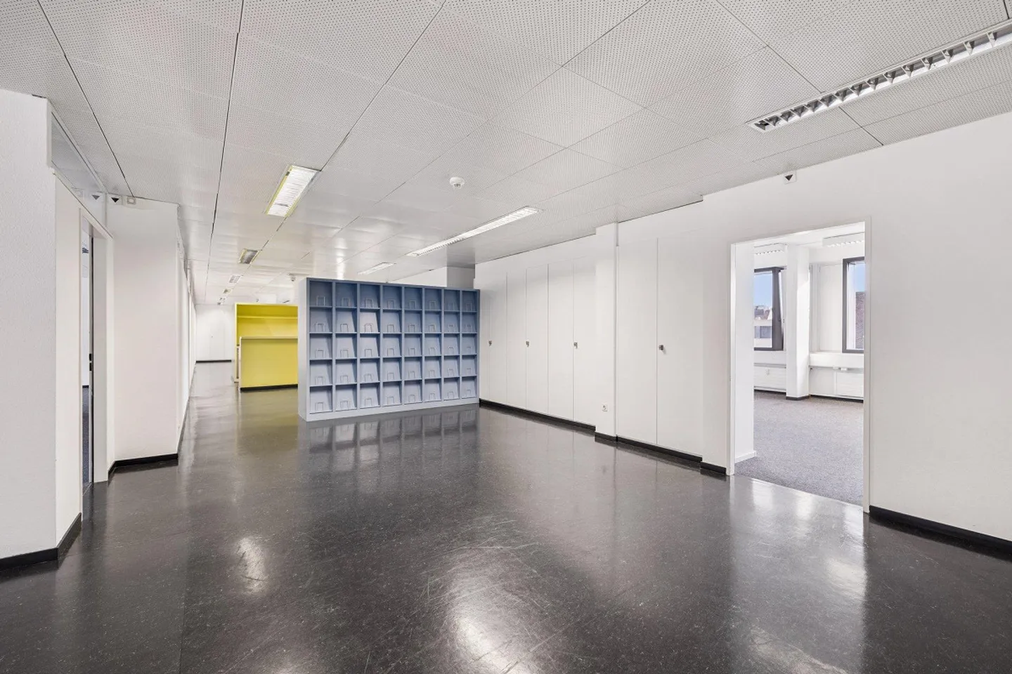 MODERN OFFICE SPACES IN A PRIME LOCATION NEAR CLARAPLATZ - Photo 7 of 10