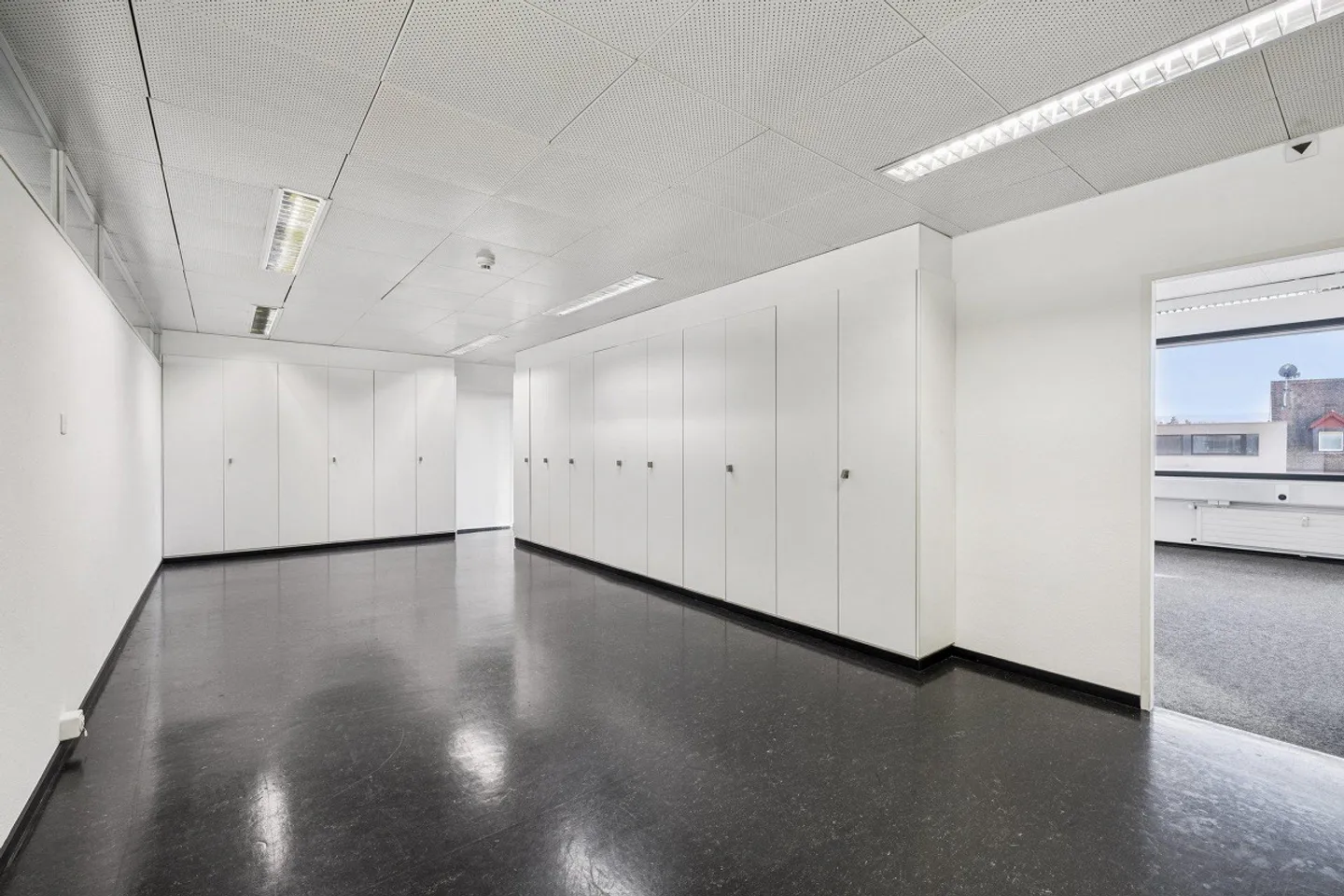 MODERN OFFICE SPACES IN A PRIME LOCATION NEAR CLARAPLATZ - Photo 8 of 10