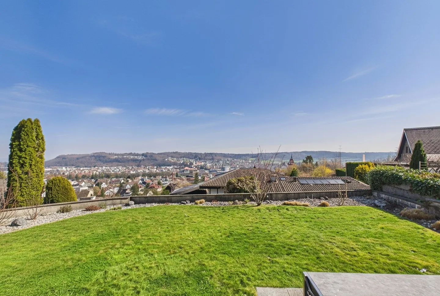 Rareté : Maison individuelle, deux unités résidentielles, piscine et vue imprenable - Photo 3 sur 9