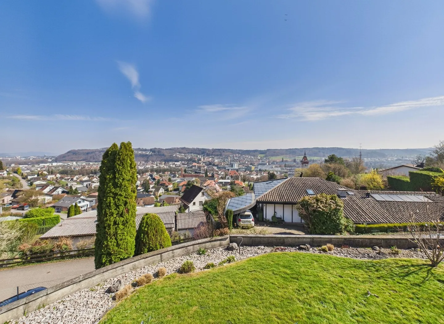 Rareté : Maison individuelle, deux unités résidentielles, piscine et vue imprenable - Photo 1 sur 9