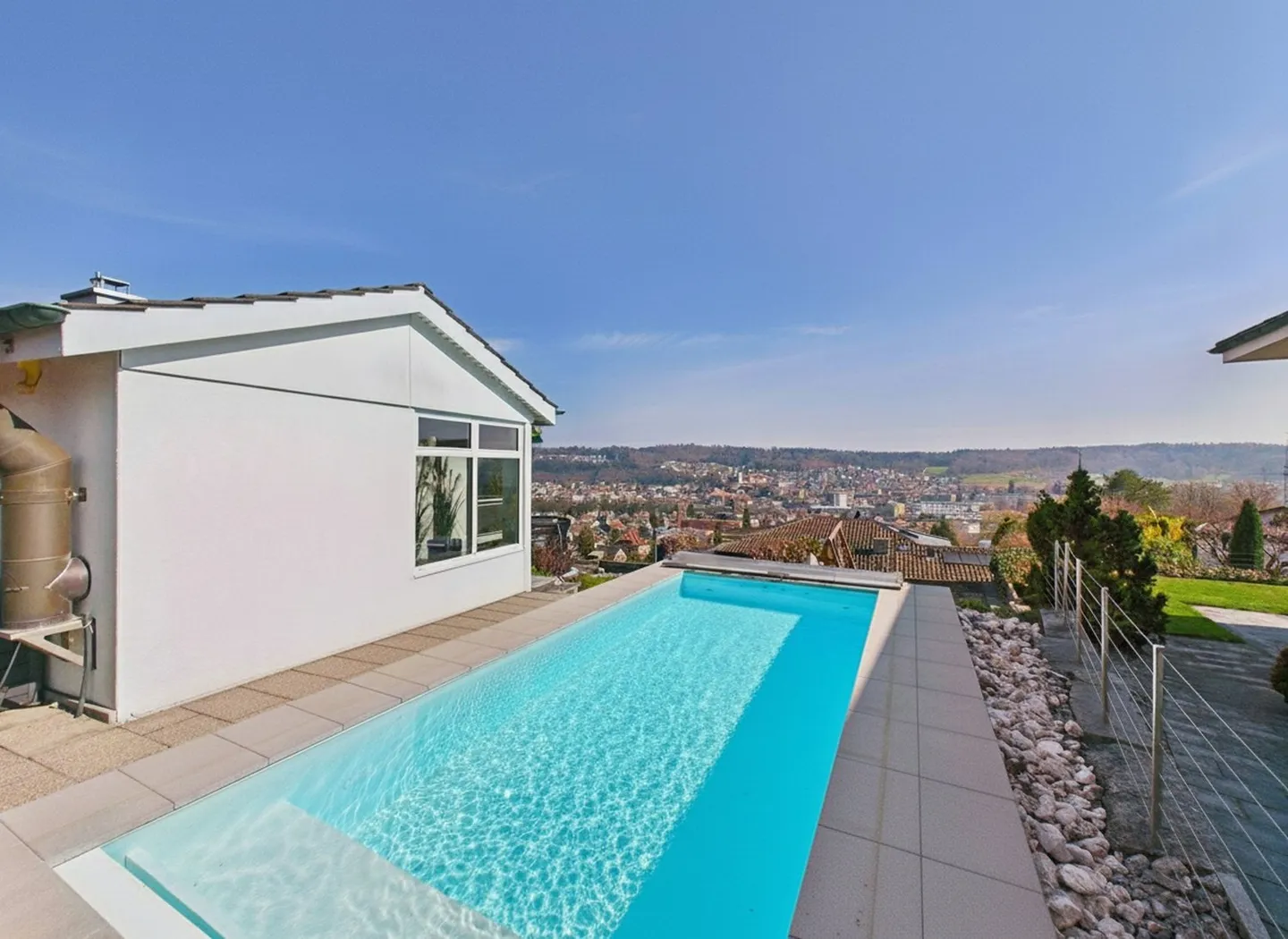 Rareté : Maison individuelle, deux unités résidentielles, piscine et vue imprenable - Photo 4 sur 9