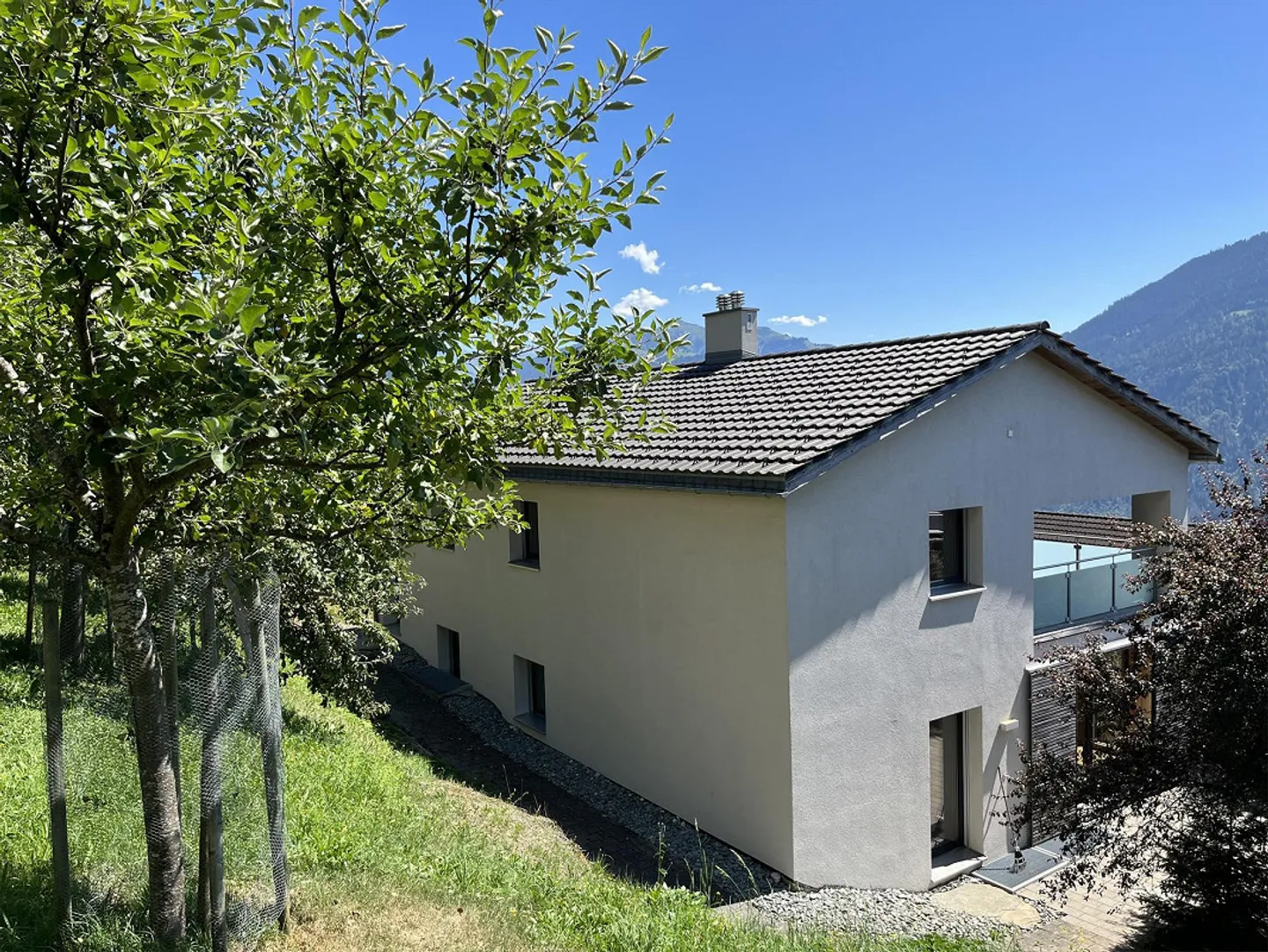 Living and relaxing in an exclusive and modern 2-family house - Photo 3 of 11