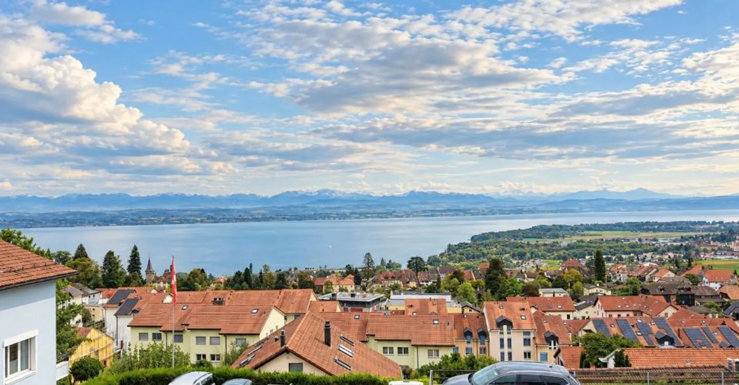 Charming 2.5 rooms on the 2nd floor - Stunning view of the lake - Photo 1 of 5