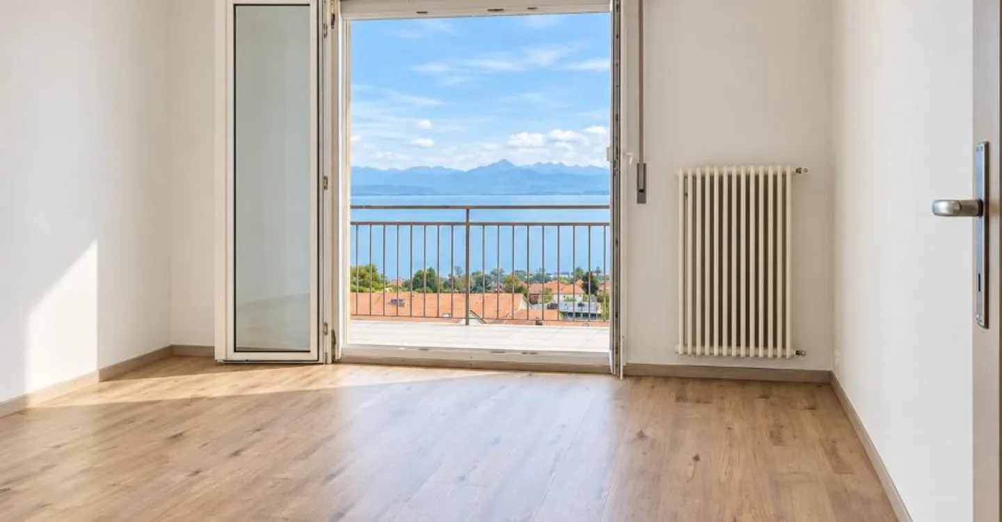 Charming 2.5 rooms on the 2nd floor - Stunning view of the lake - Photo 2 of 5