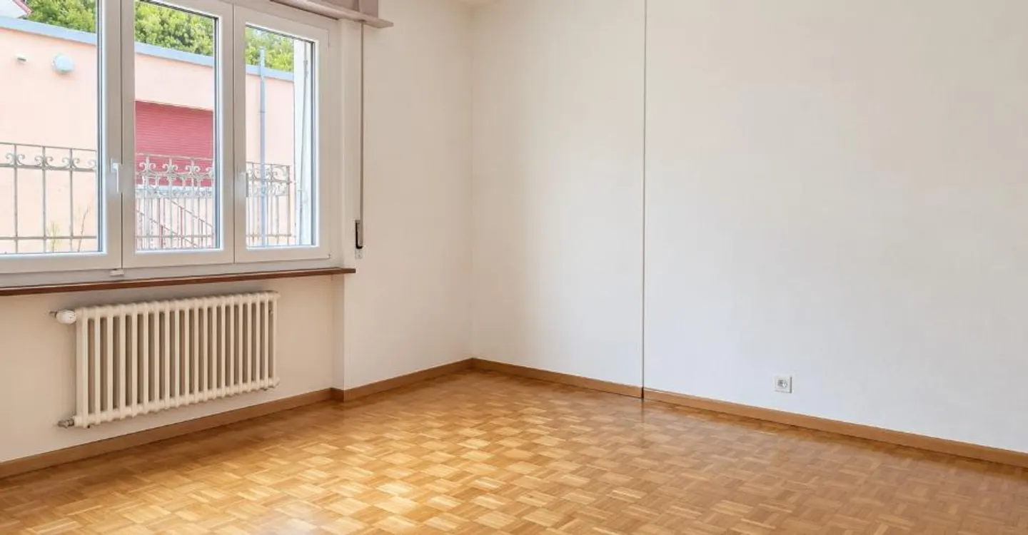 Charming 2.5 rooms on the 2nd floor - Stunning view of the lake - Photo 3 of 5