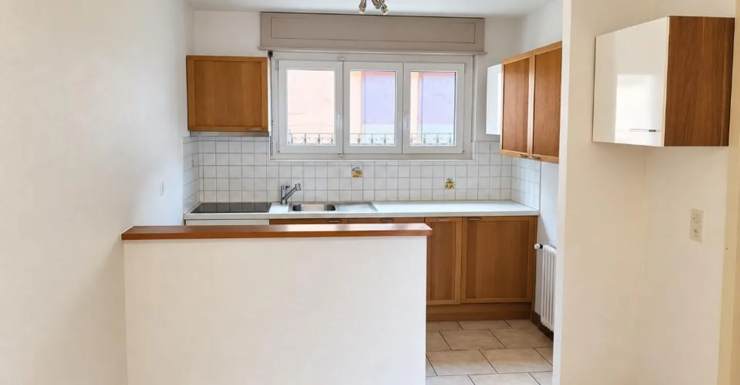 Charming 2.5 rooms on the 2nd floor - Stunning view of the lake - Photo 4 of 5