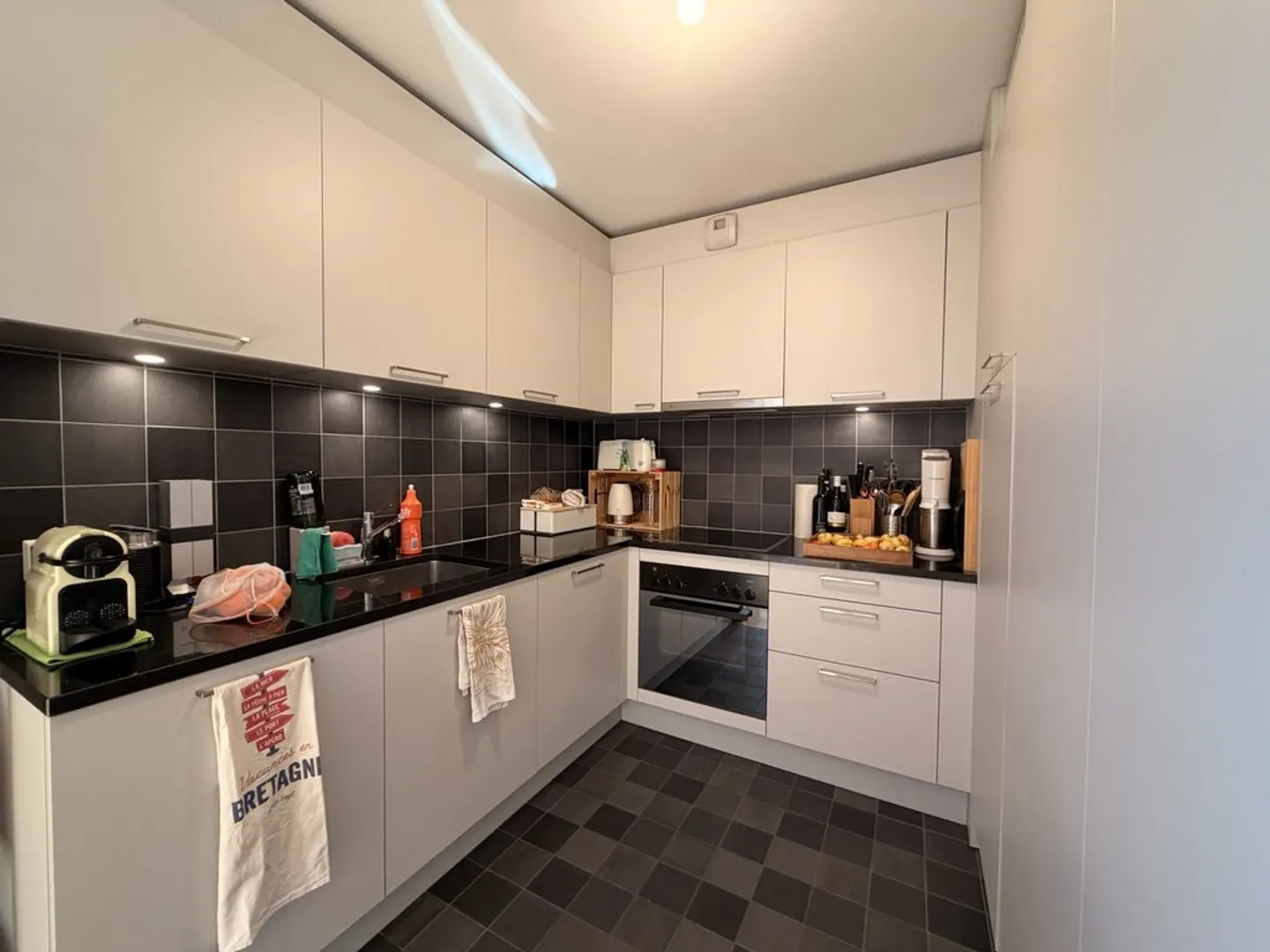 Charming Apartment with Balcony - Photo 3 of 8