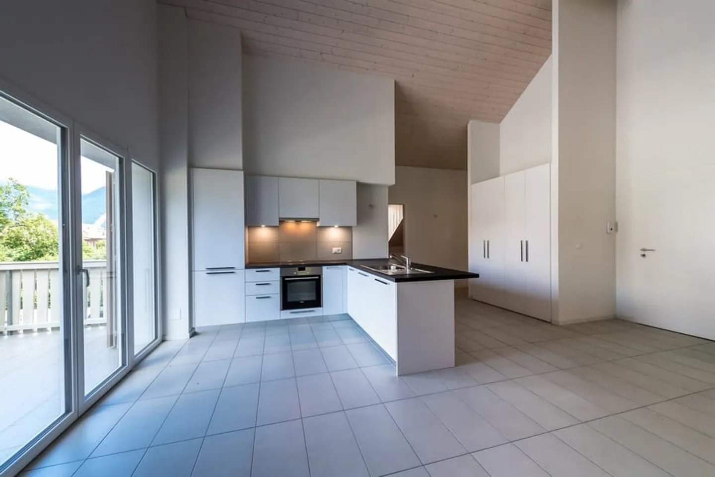 1. Miete angeboten - Geräumige 4,5 Zimmer im Herzen von Chessel - Foto 1 von 10