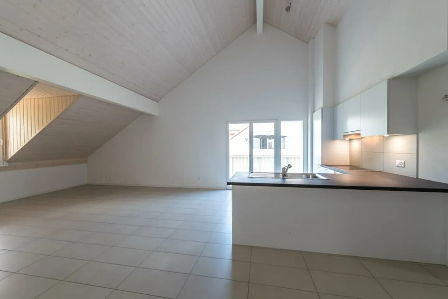 1. Miete angeboten - Geräumige 4,5 Zimmer im Herzen von Chessel - Foto 2 von 10