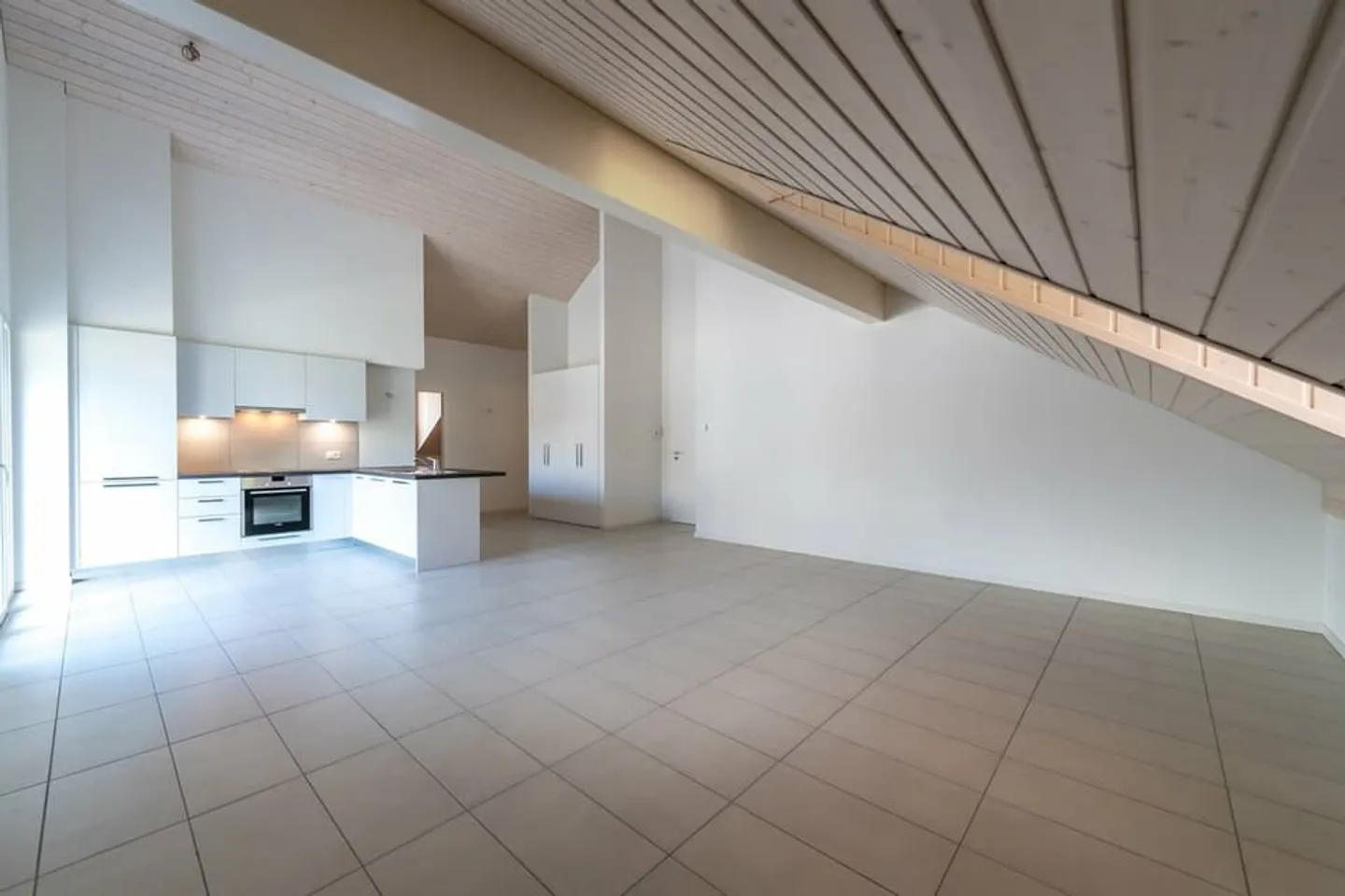 1. Miete angeboten - Geräumige 4,5 Zimmer im Herzen von Chessel - Foto 3 von 10