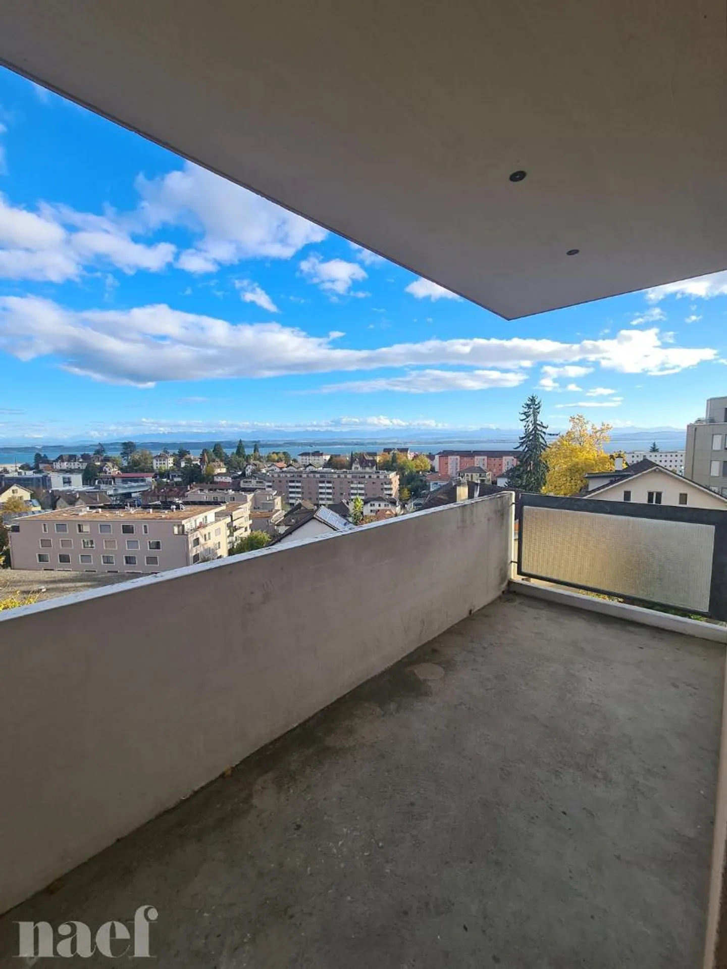 Appartamento con 3 Camere e Vista Lago - Foto 2 di 9