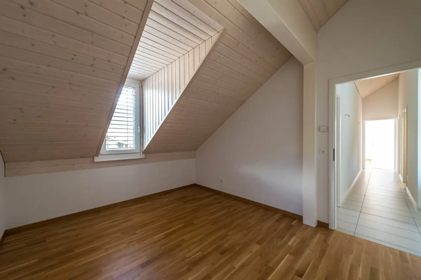 1. Miete angeboten - Geräumige 4,5 Zimmer im Herzen von Chessel - Foto 4 von 10