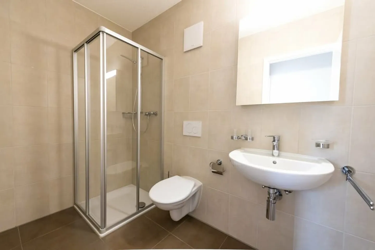 1. Miete angeboten - Geräumige 4,5 Zimmer im Herzen von Chessel - Foto 7 von 10