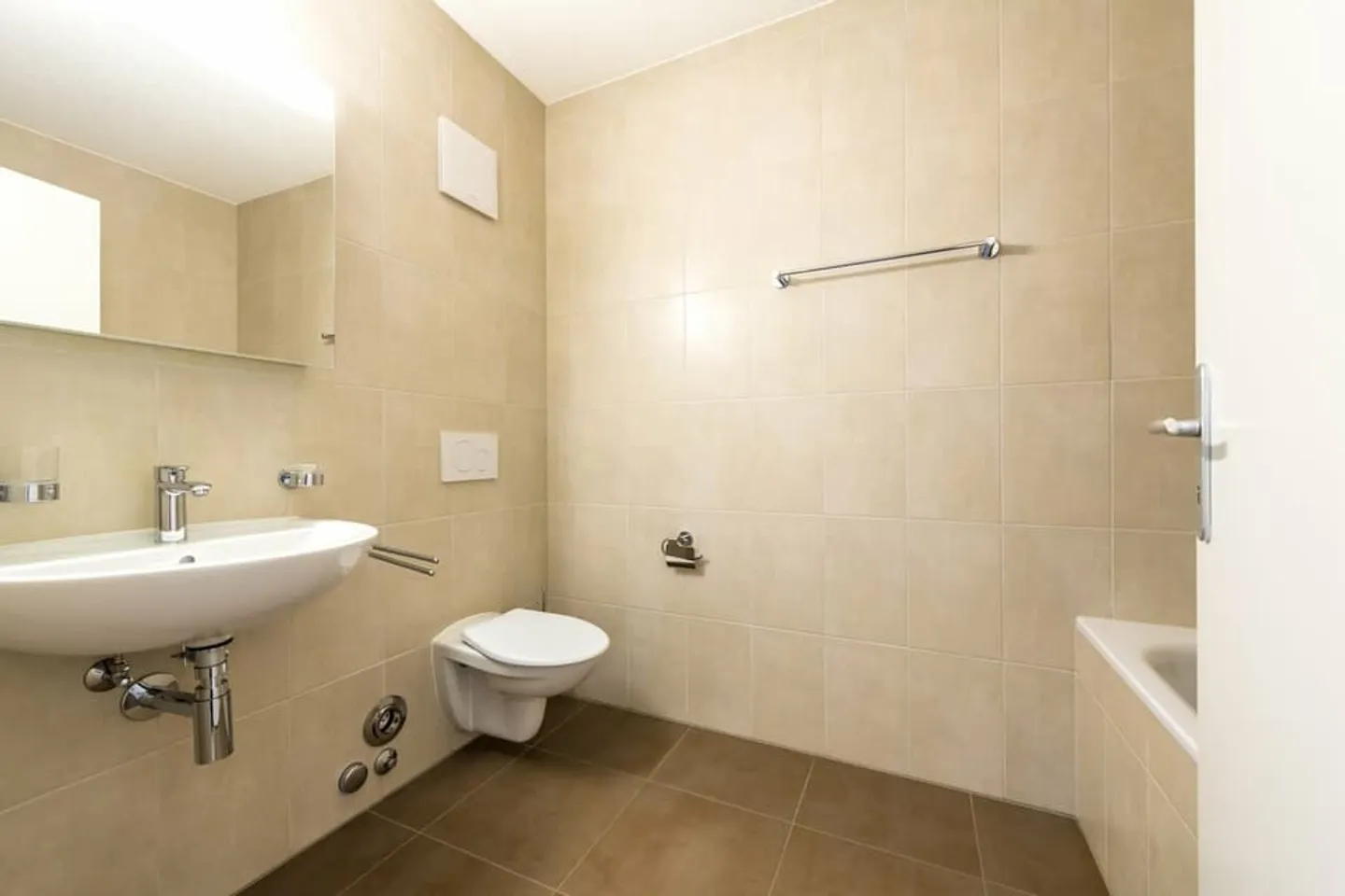 1. Miete angeboten - Geräumige 4,5 Zimmer im Herzen von Chessel - Foto 8 von 10