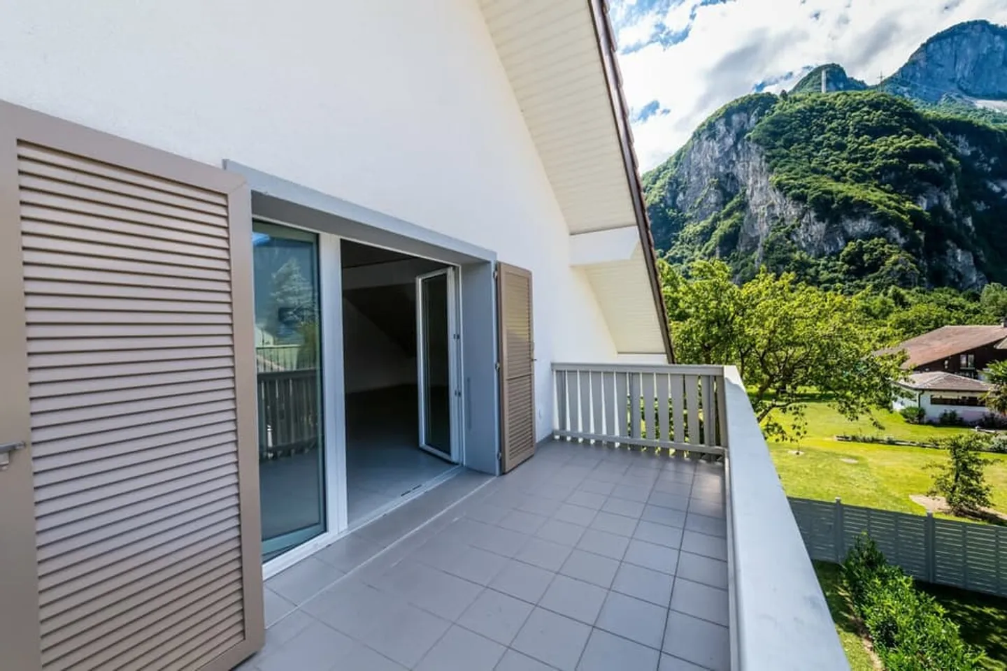 1. Miete angeboten - Geräumige 4,5 Zimmer im Herzen von Chessel - Foto 10 von 10