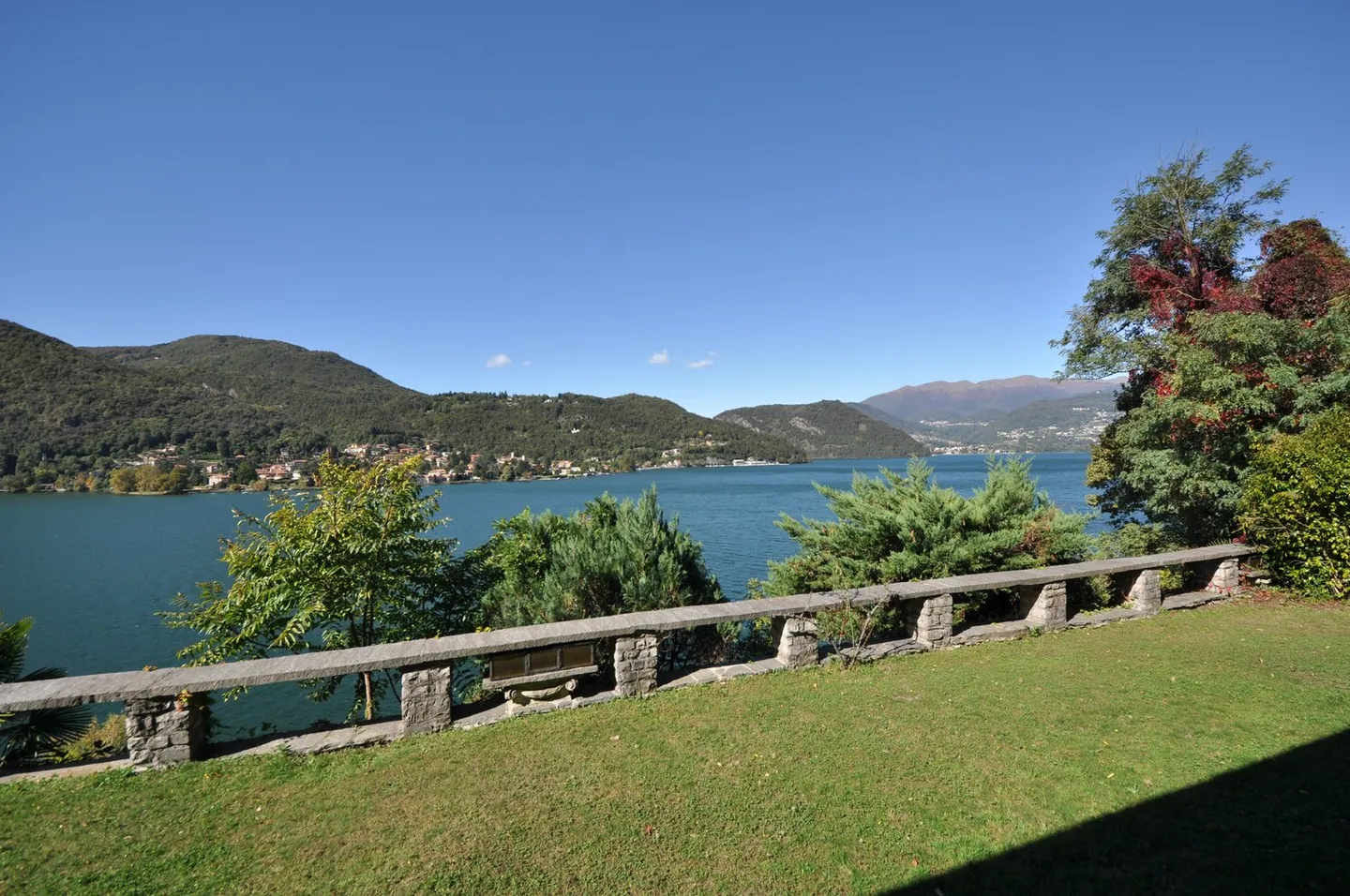 Grande villa con proprietà annessa al lago con cottage e molo a Morcote - Foto 1 di 5