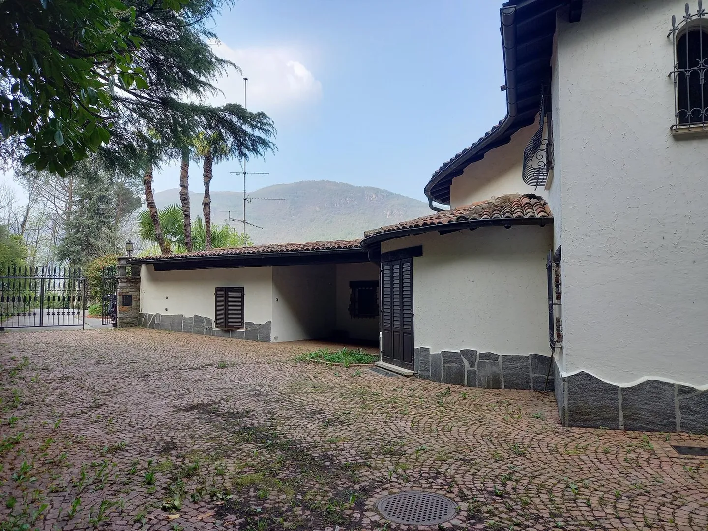 Grande villa con proprietà annessa al lago con cottage e molo a Morcote - Foto 3 di 5