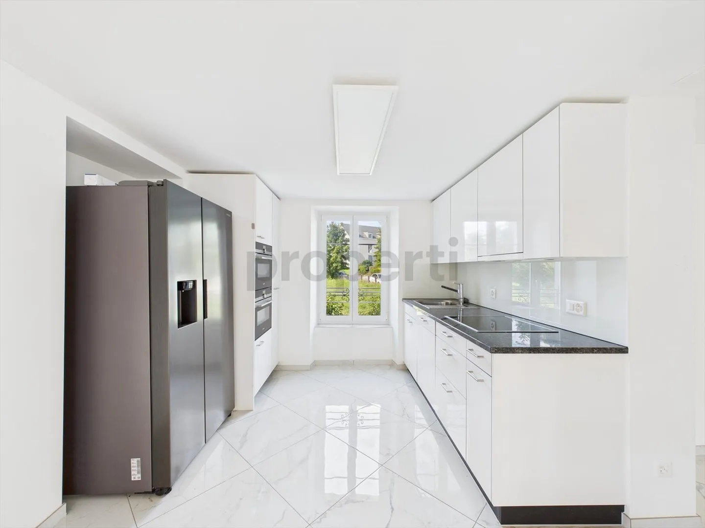 Appartement 2.5 pièces rénové de haute qualité dans une maison historique - Photo 4 sur 12