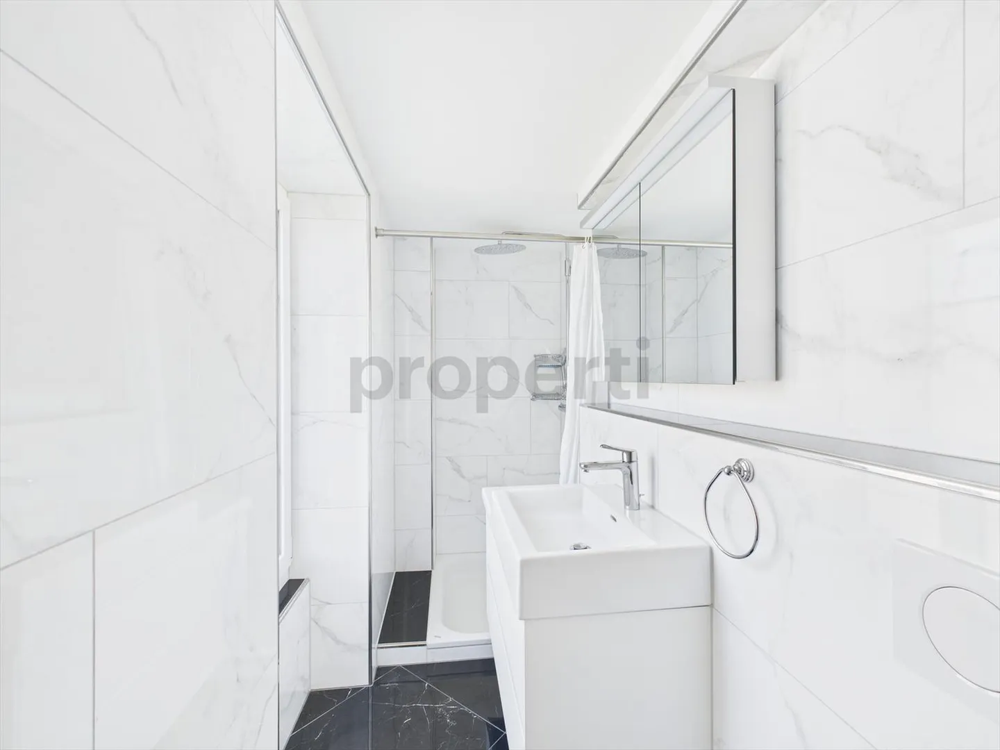 Appartement 2.5 pièces rénové de haute qualité dans une maison historique - Photo 7 sur 12