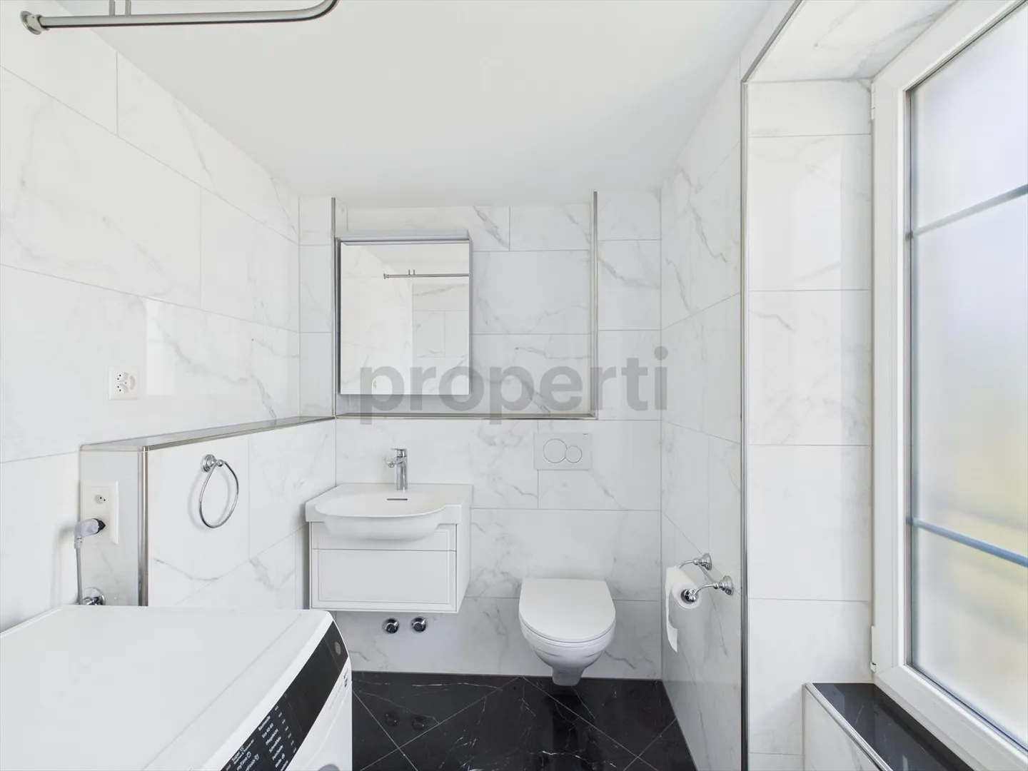 Appartement 2.5 pièces rénové de haute qualité dans une maison historique - Photo 8 sur 12