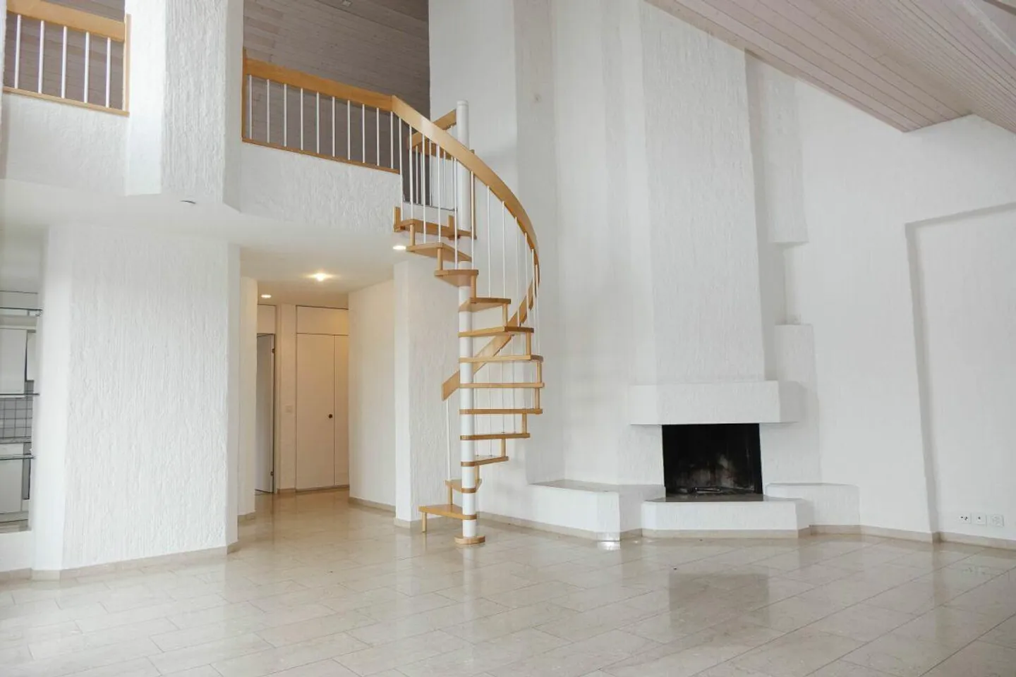 Appartement sous les toits charmant avec plusieurs balcons - Photo 2 sur 11