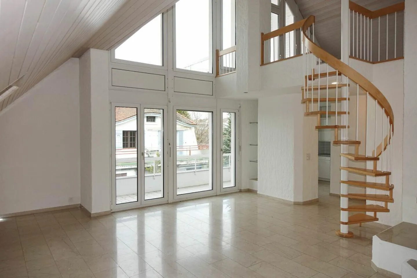 Appartement sous les toits charmant avec plusieurs balcons - Photo 3 sur 11