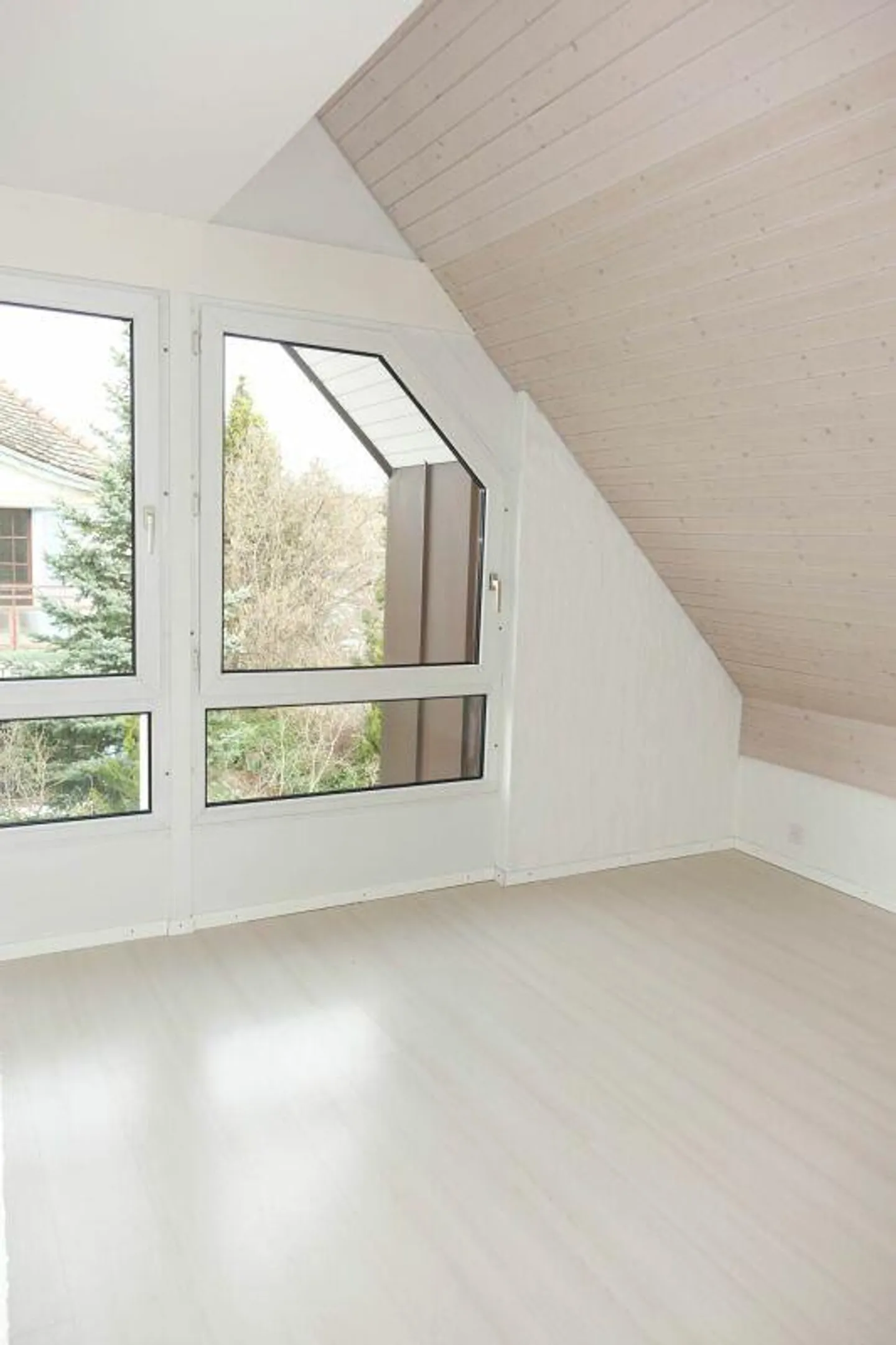 Appartement sous les toits charmant avec plusieurs balcons - Photo 5 sur 11