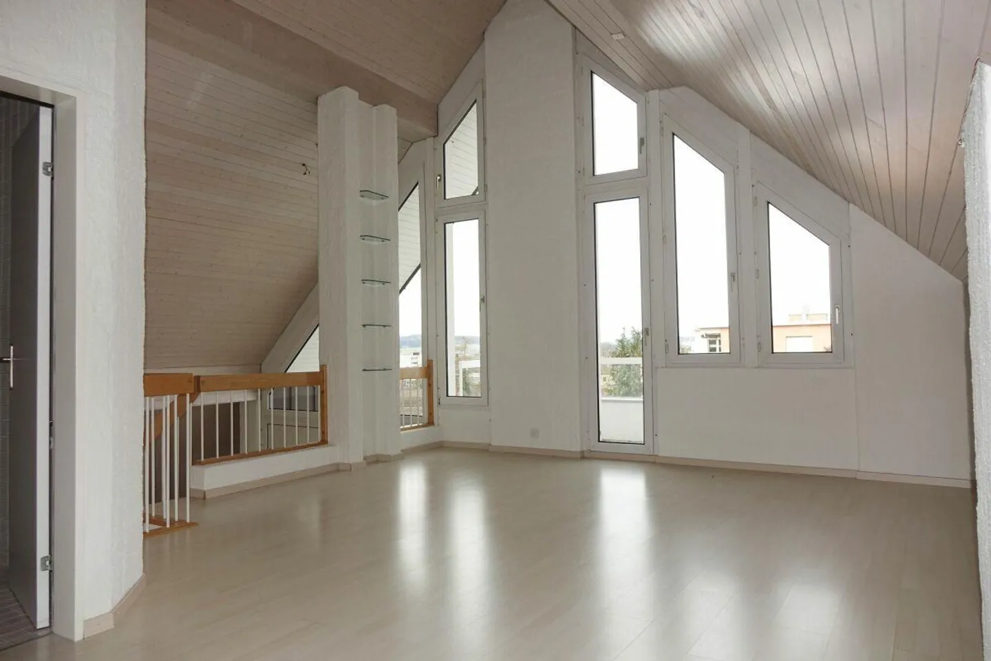 Appartement sous les toits charmant avec plusieurs balcons - Photo 7 sur 11