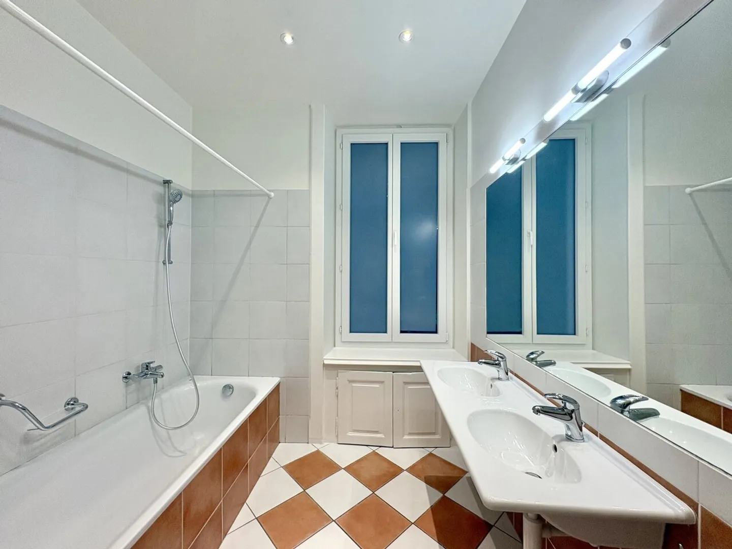 In affitto - Appartamento 4,5 locali al 2° piano nel cuore di Montreux - Foto 9 di 11