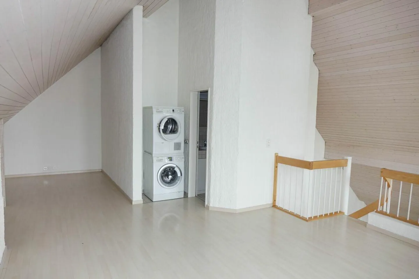 Appartement sous les toits charmant avec plusieurs balcons - Photo 8 sur 11
